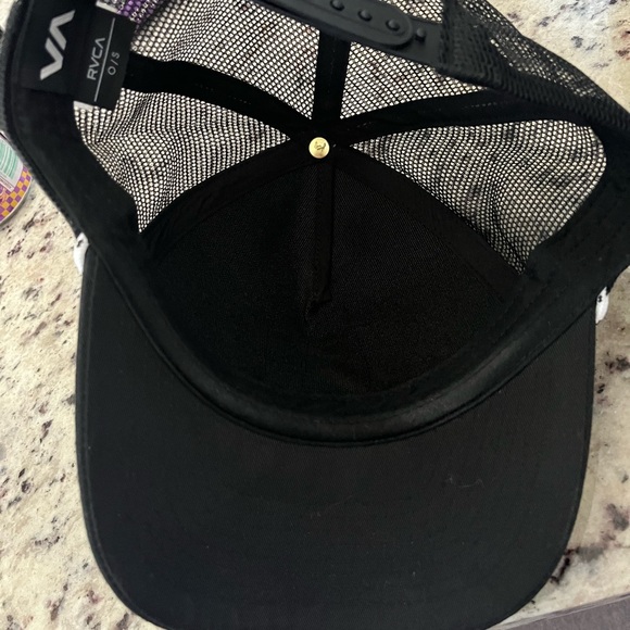 RVCA 🧢 - Picture 4 of 4